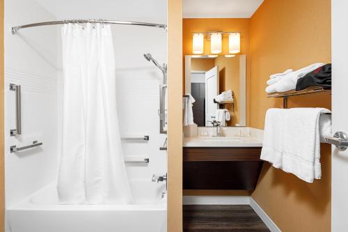 IrontonTownePlace Suites by Marriott Ironton的带淋浴和盥洗盆的浴室
