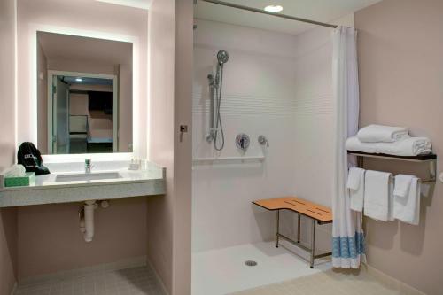 帕克斯堡帕克斯堡万豪广场套房酒店的一间带水槽和淋浴的浴室