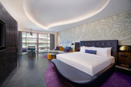 迪拜W Dubai - The Palm的一间带大床的卧室和一间客厅
