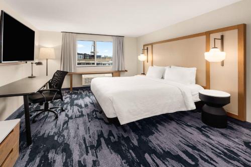 西雅图Fairfield Inn & Suites by Marriott Seattle Downtown/Seattle Center的酒店客房配有一张床、一张书桌和一台电脑