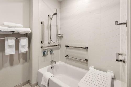 西雅图Fairfield Inn & Suites by Marriott Seattle Downtown/Seattle Center的白色的浴室设有浴缸和毛巾。
