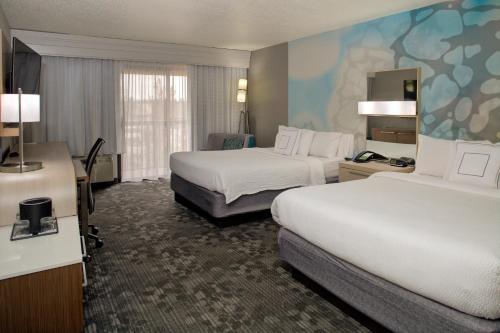 切斯特里士满切斯特万怡酒店的酒店客房设有两张床和电视。