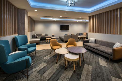布鲁克林TownePlace Suites by Marriott New York Brooklyn的带沙发和桌椅的等候室