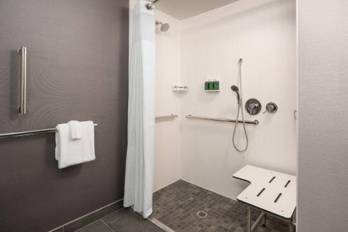塔奇拉西雅图中南部万怡酒店的带淋浴和盥洗盆的浴室