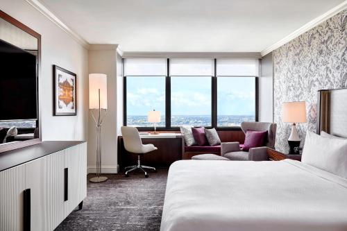 新奥尔良JW新奥尔良万豪酒店的酒店客房设有床和客厅。
