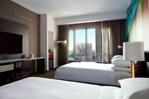 布鲁克林纽约布鲁克林桥万豪酒店 的酒店客房设有两张床、一张桌子和一台电视。