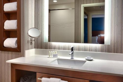 西乔丹Residence Inn by Marriott Salt Lake City-West Jordan的一间带水槽和镜子的浴室