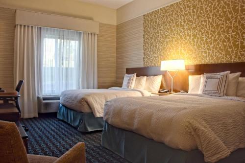 怀俄米兴雷丁怀俄米兴万豪费尔菲尔德客栈及套房的酒店客房设有两张床和窗户。