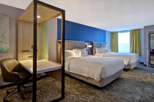 霍兰SpringHill Suites Holland的酒店客房,设有两张床和镜子