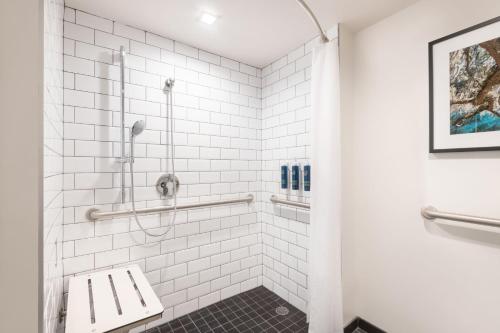 斯帕坦堡Four Points by Sheraton Spartanburg的浴室设有白色瓷砖淋浴。