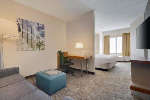 纽瓦克纽瓦克国际机场万豪春季山丘套房酒店的酒店客房设有沙发、书桌和床。