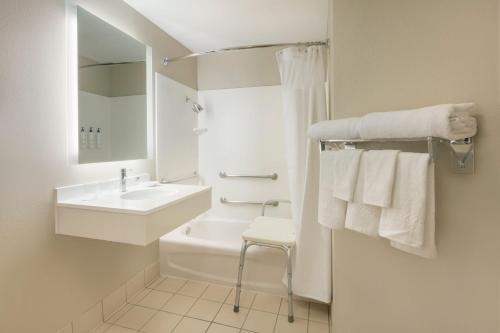 纽瓦克纽瓦克国际机场万豪春季山丘套房酒店的白色的浴室设有水槽和卫生间。