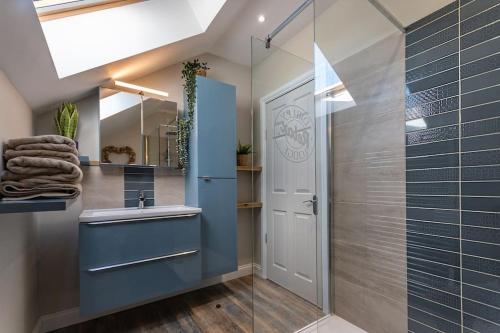 CranwellLuxury retreat in Lincolnshire with hot tub的带淋浴、盥洗盆和镜子的浴室