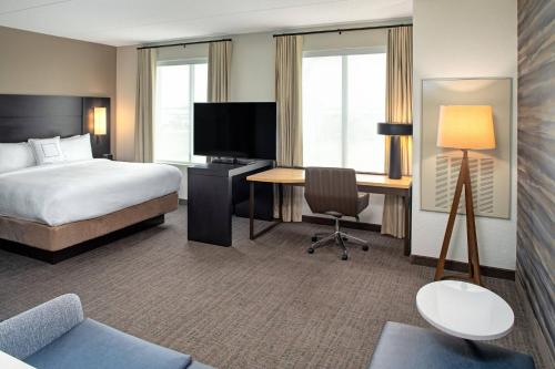 米西索加Residence Inn by Marriott Toronto Mississauga West的酒店客房配有一张床和一张带电脑的书桌
