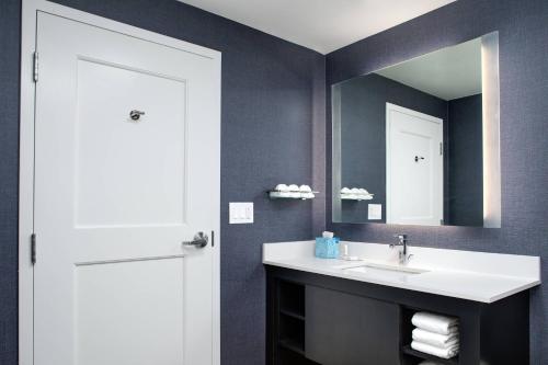 米西索加Residence Inn by Marriott Toronto Mississauga West的一间带水槽和镜子的浴室