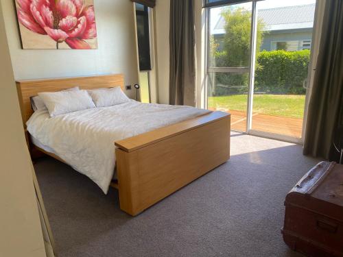 蒂阿瑙Luxury on Howden的一间卧室设有一张床和一个大窗户