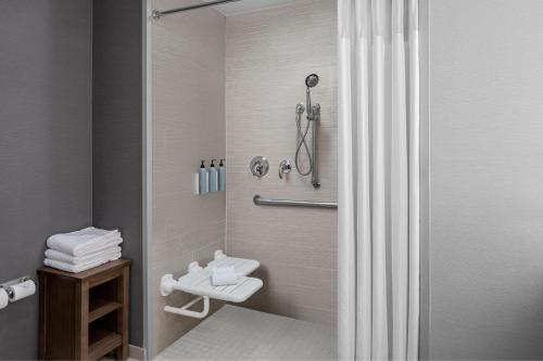 圣安吉洛圣安吉洛万怡酒店的带淋浴和浴帘的浴室
