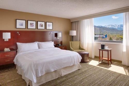 盐湖城盐湖城大学公园万豪酒店的酒店客房设有一张床和一个大窗户
