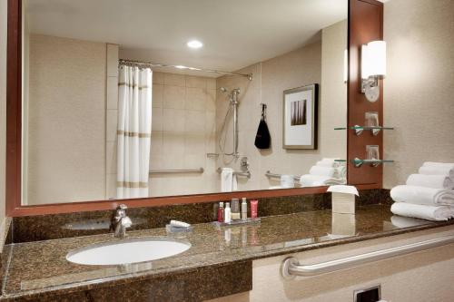盐湖城盐湖城大学公园万豪酒店的一间带水槽和大镜子的浴室