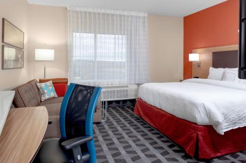 圣安东尼奥TownePlace Suites by Marriott San Antonio Westover Hills的酒店客房,配有床和沙发