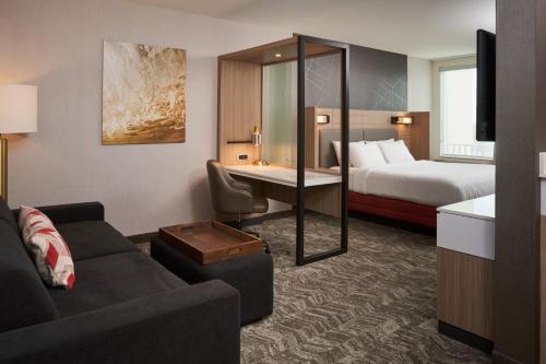 埃斯特罗SpringHill Suites by Marriott Fort Myers Estero的酒店客房设有一张沙发和一张床