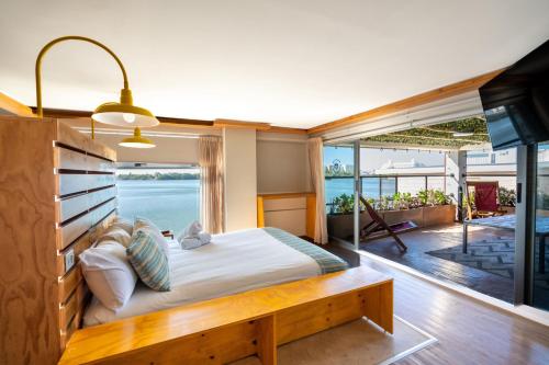 坎昆Mayan Monkey Cancun的一间带大床的卧室,享有海景
