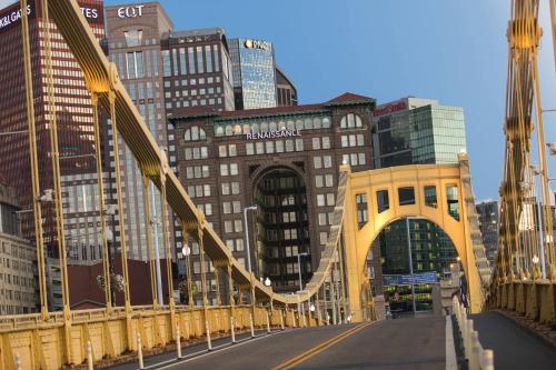 匹兹堡匹兹堡万丽酒店的一座黄色的桥,在城市里,有高大的建筑