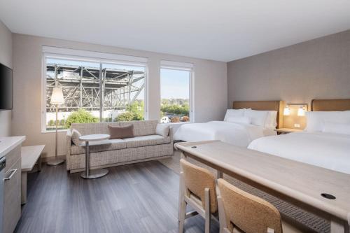 圣何塞Element San Jose Airport的酒店客房设有两张床和大窗户。