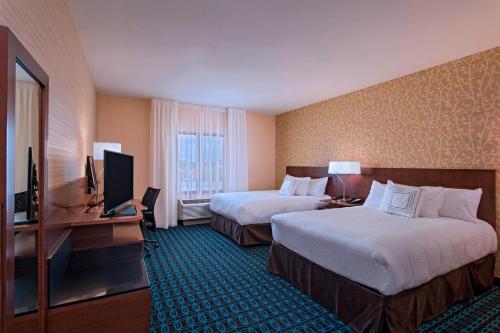 拉克罗斯拉克罗斯市区万豪费尔菲尔德套房酒店的酒店客房设有两张床和电视。