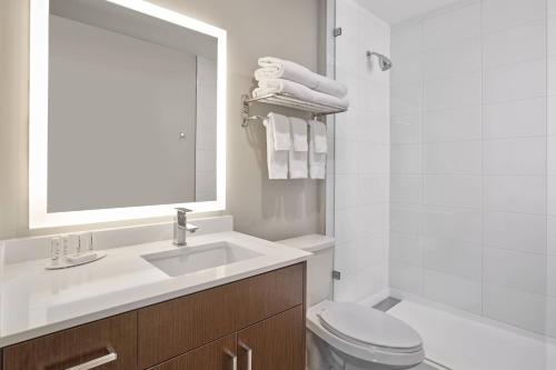 舍伍德帕克TownePlace Suites by Marriott Edmonton Sherwood Park的一间带水槽、卫生间和镜子的浴室