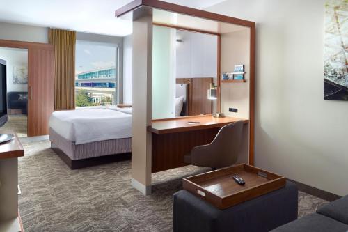 亚特兰大亚特兰大机场门户春季山丘套房的配有一张床和一张书桌的酒店客房