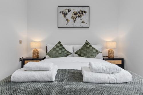 泰晤士河畔金斯顿SERCASA - Appletree Court - Kingston的卧室配有带两盏灯的白色床