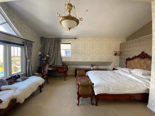 温哥华Cozy Dunbar 3 Beds Home w/ Views的一间卧室配有两张床和吊灯。
