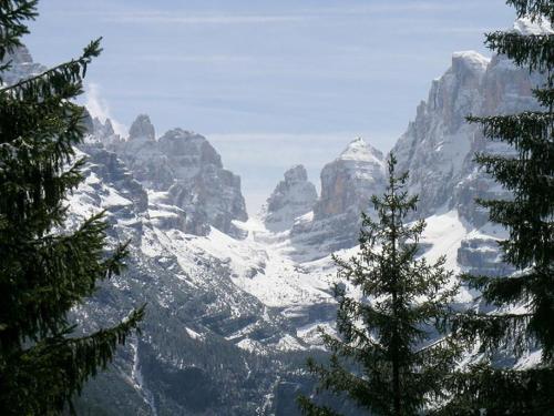 摩德纳迪-坎皮格里奥Campiglio Tre Sassi的山上白雪的景色