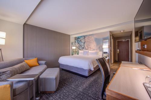 切斯特菲尔德圣路易斯切斯特菲尔德万怡酒店的酒店客房,配有床和沙发