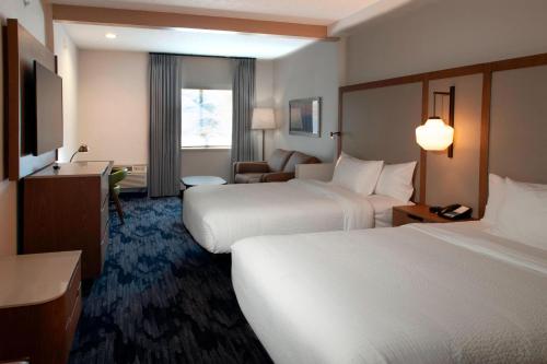 斯波坎谷Fairfield Inn & Suites by Marriott Spokane Valley的酒店客房,设有两张床和一张沙发