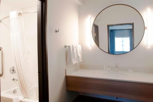 斯波坎谷Fairfield Inn & Suites by Marriott Spokane Valley的带浴缸、水槽和镜子的浴室