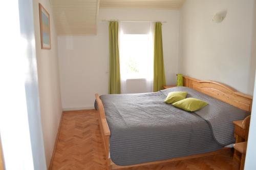 斯拉诺Guest House Kolarin的一间卧室配有一张带两个黄色枕头的床