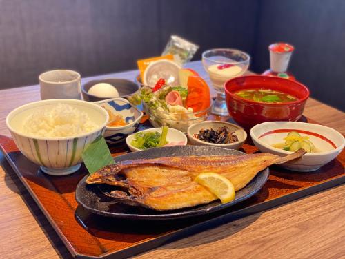 小松市Henn na Hotel Komatsu Ekimae的一张桌子,上面放着一盘食物和一碗食物