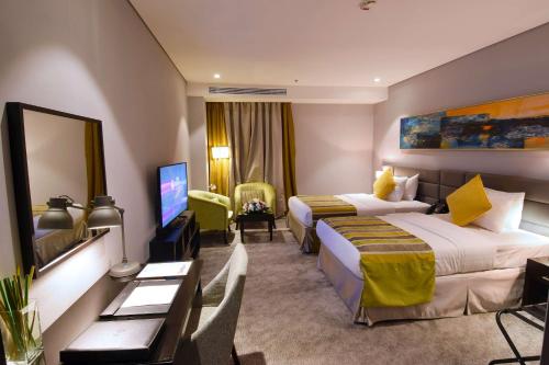 利雅德富尔山贝斯特韦斯特优质酒店的酒店客房设有两张床和一台平面电视。