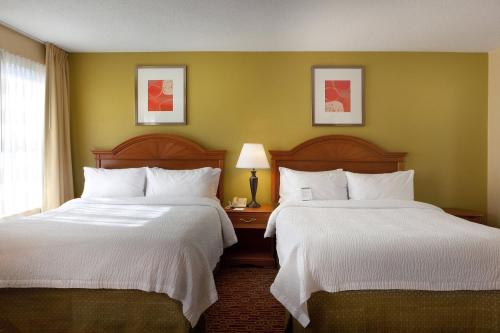 纽瓦克威尔明顿纽瓦克/克里斯蒂娜广场套房酒店的酒店客房设有两张床和窗户。