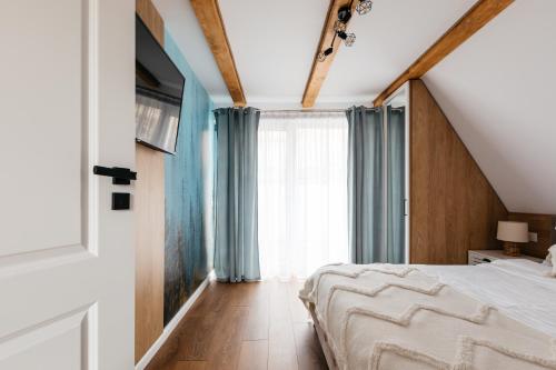 里梅泰亚Black & White Panoramic的一间卧室设有一张床和一个大窗户