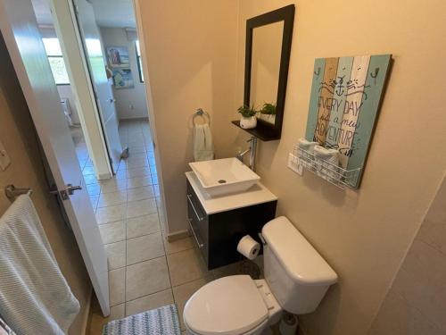 Loiza3 Bedroom 2 bathroom @ Aquatika的浴室配有白色卫生间和盥洗盆。