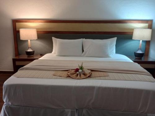 迪坡斯特兰拉布纳维布拉度假及spa酒店 - 仅供成人的床上放着一碗鲜花
