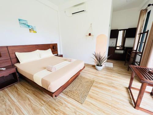 米瑞莎Lost Paradise Sri Lanka的一间卧室设有一张大床,铺有木地板
