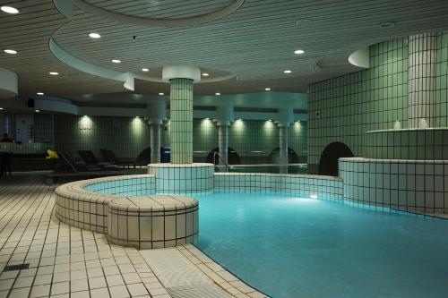 奥斯坦德奥斯坦德瓦亚木多酒店的大型建筑中的大型游泳池