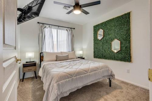 哈瓦苏湖城Family Friendly Home w/ Backyard Games, RV Parking的一间卧室设有一张床和绿色的墙壁