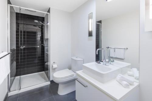 墨尔本Naima Hotel的浴室配有卫生间、盥洗盆和淋浴。