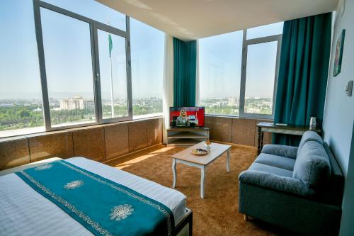 杜尚别Hotel Shumon的酒店客房带床、沙发和窗户