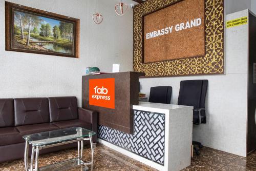孟买FabExpress Embassy Grand的大堂配有沙发和带标志的书桌